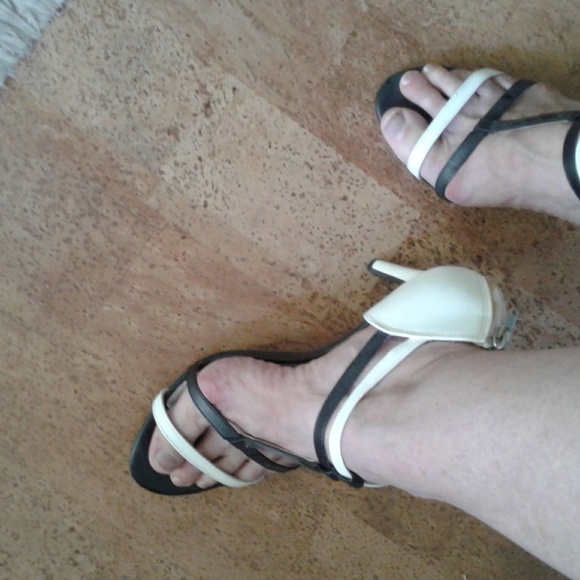 Black and white strappy shoes - Picture 7 of 7